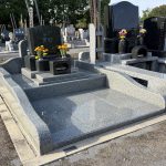 間口を広く取り、ゆったりとした存在感を放つ洋型墓石　壬生聖地公園