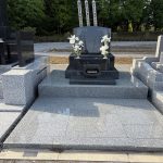 柔らかな桜の彫刻が目を引く、優美なデザインの墓石です。壬生聖地公園